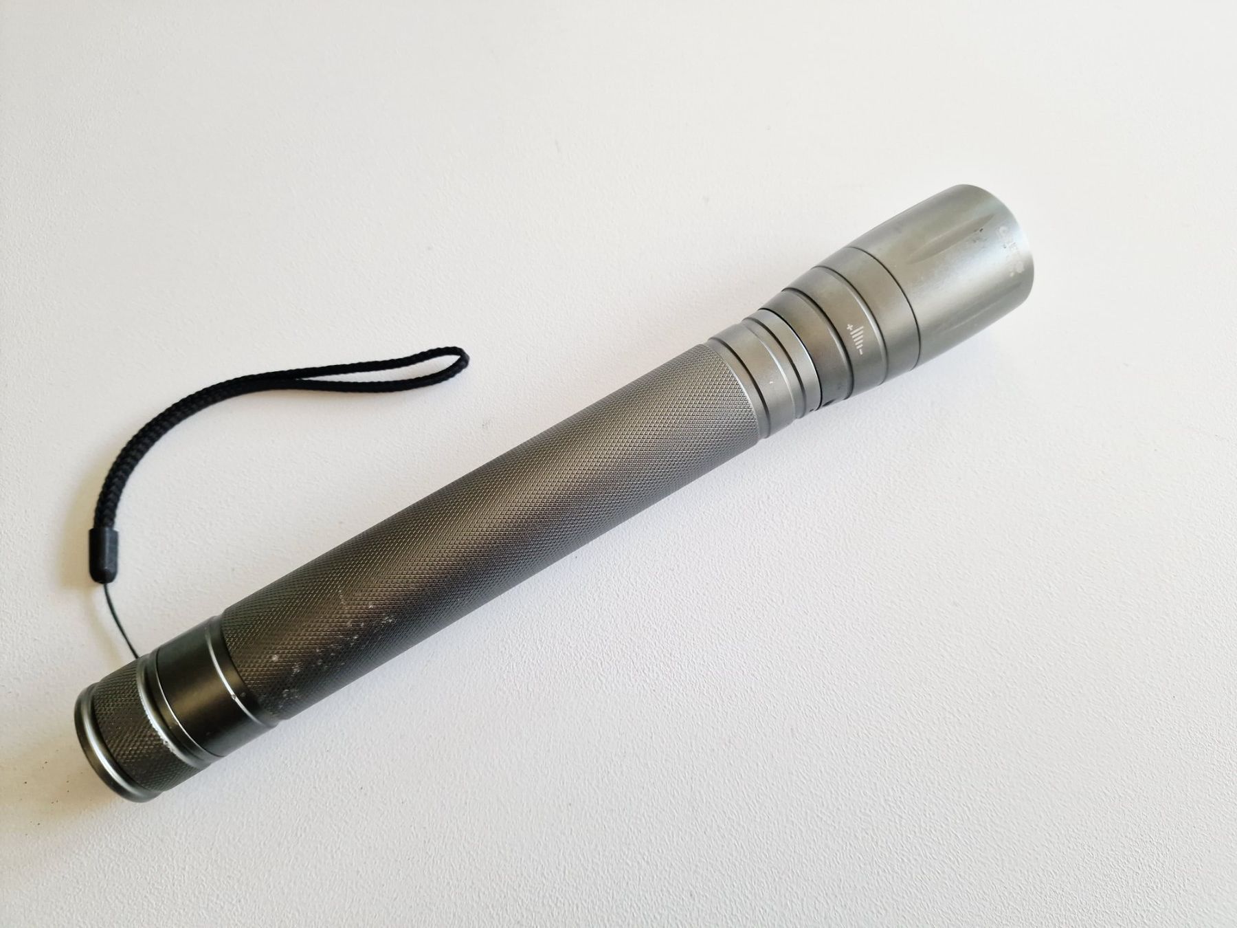 Lampade: Grosse hell und weit leuchtende LED Taschenlampe – Usato da Hallau venduto da CHACLA