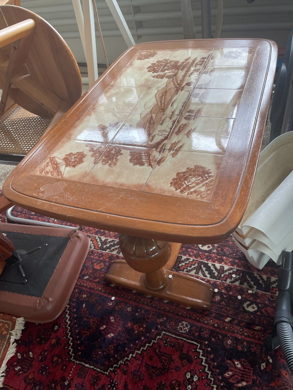 Tavoli: Salontisch Nussbaum, mit Kacheln – Usato da oberbuchsiten venduto da Stempelgasse11