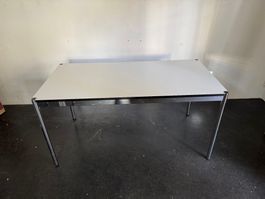 USM Tisch 150 x 75 cm Perlgrau mit Kabelkanal