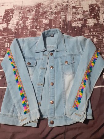 Jeansjacke hellblau mit bunten Fransen Grösse 24