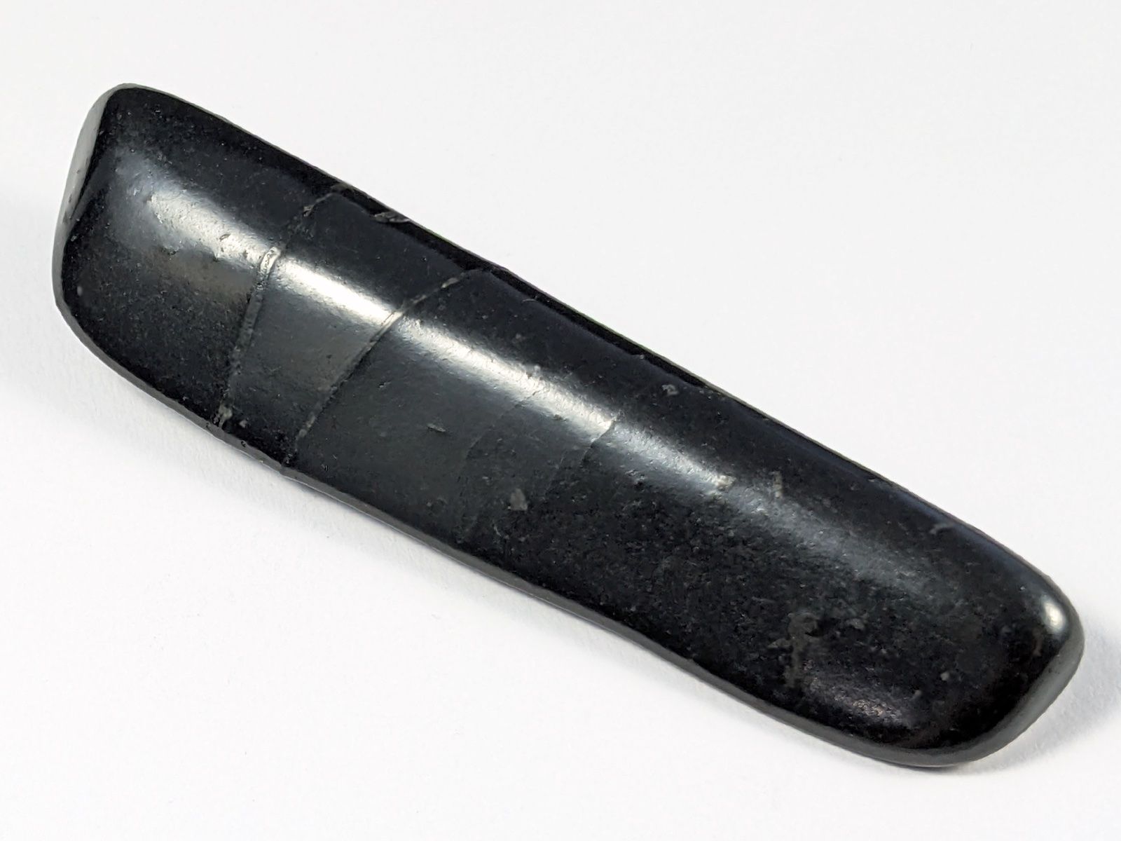 Minerali & Pietre curative: Edel-Schungit polierter Stab 85mm – Nuovo e nell'imballaggio originale da Meilen venduto da StoneGarden