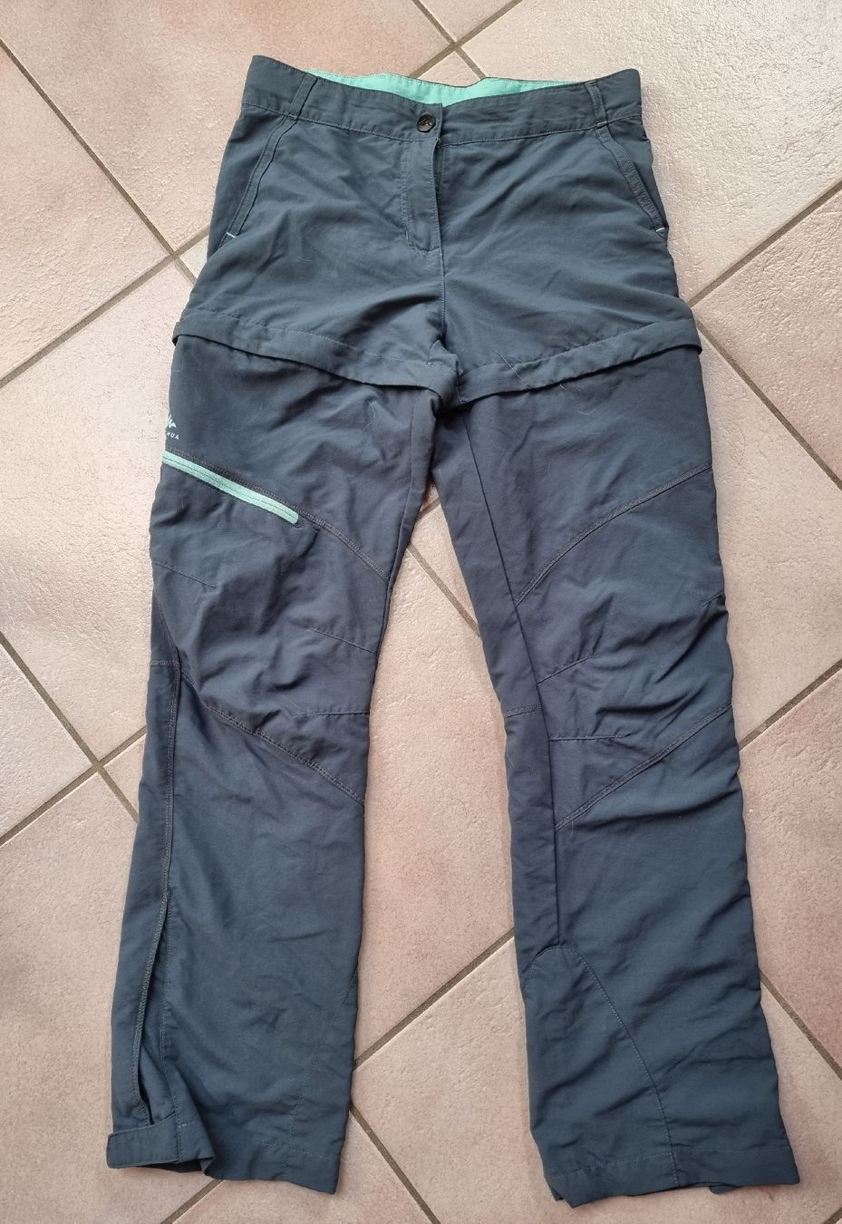 Decathlon Pantaloni: Pantalon de randonnée Quechua – Usato da st-Léonard venduto da Pegaze0