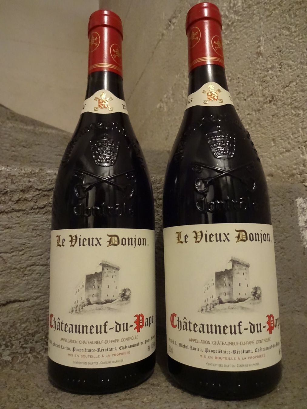 Vino: 2 Fl.  -  97 PP  -  Le Vieux Donjon  - 2016 – Nuovo (secondo la descrizione) da Cham venduto da mktreasure