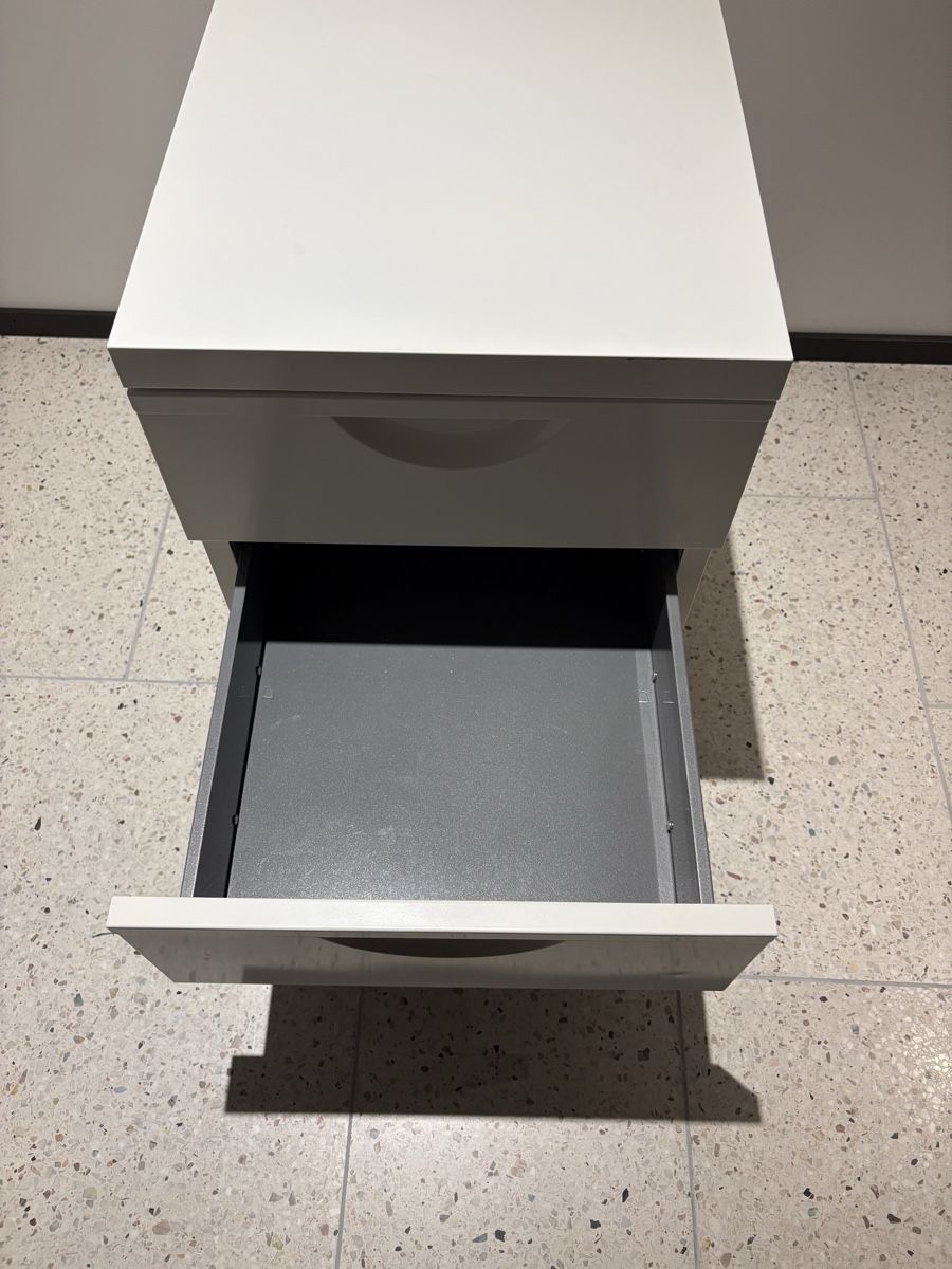 Banconi: Rollcontainer weiss mit drei Schubladen abschliessbar – Usato da Zürich venduto da hak_x7hp 3