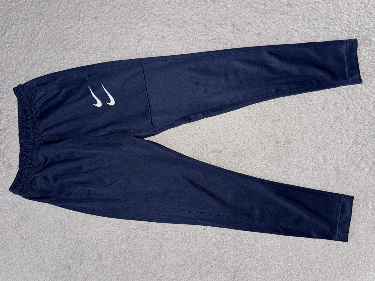 Nike Pantaloni: Nike Swoosh Trainerhosen dunkelblau – Nuovo (secondo la descrizione) da Kirchberg BE venduto da zil_s7sd