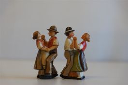 2 tanzende Ehepaare , geschnitzt