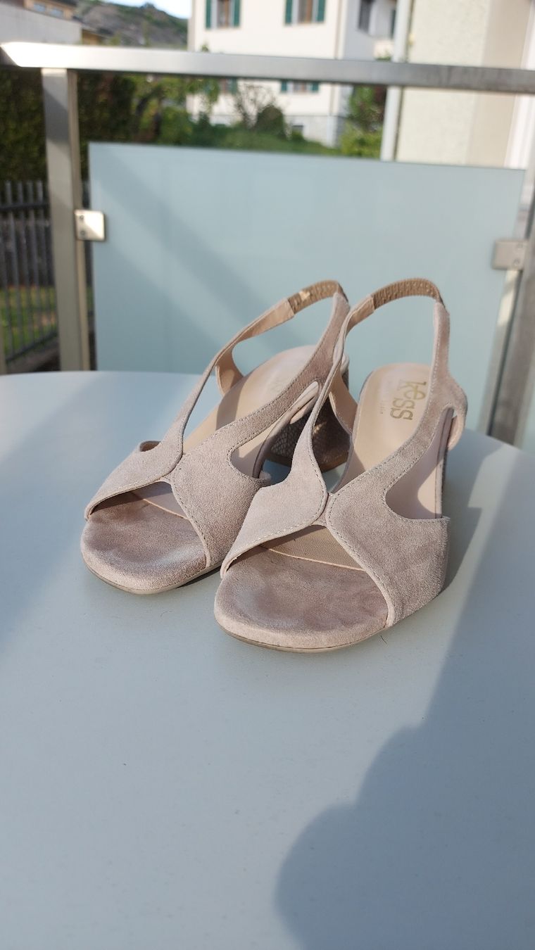 Scarpe da donna: Sandales Kess en daim beige – Usato da Sion venduto da aud_7pxl