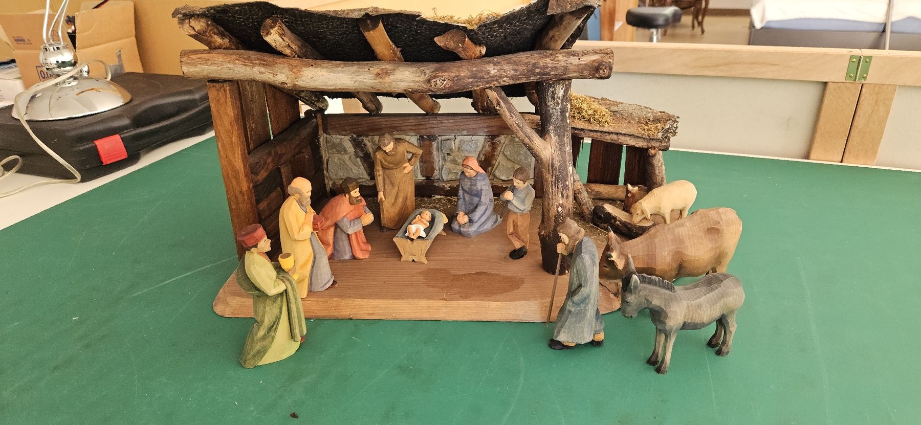 Statuette: Weihnachtskrippe Krippenfiguren Brienzer Holzbildhauerei AG – Usato da Nürensdorf venduto da salibeer