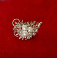 Elegante Brosche mit Perlen und Strass, neuwertig...
