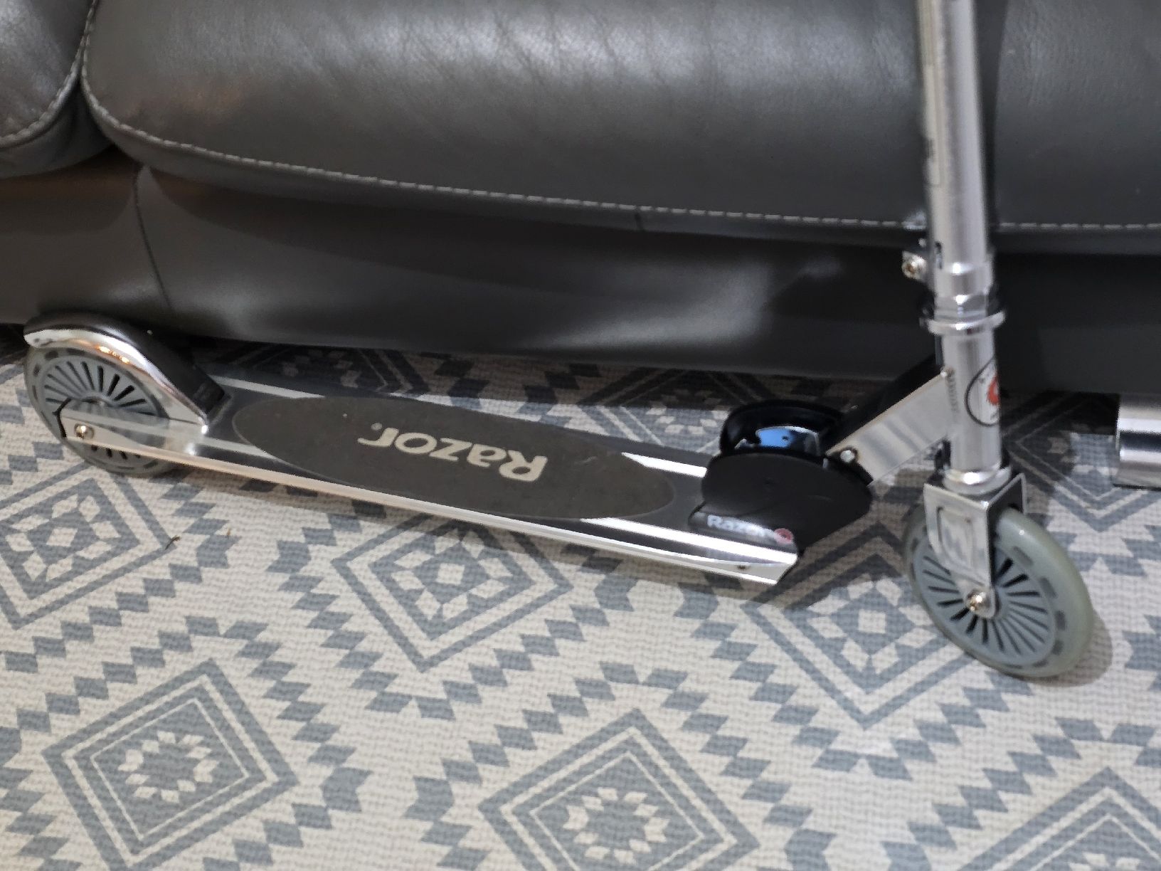 Scooters: Razor Scooter foldable silver like new condition – Gebraucht aus Thalwil von yan_wp8g 3