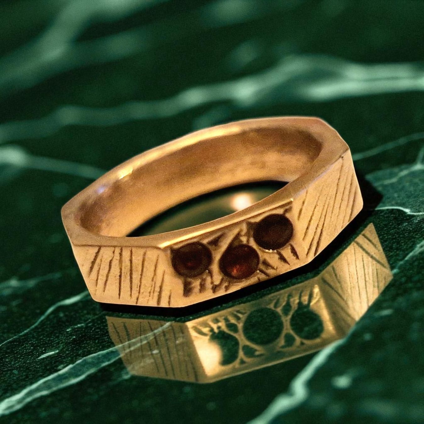Anelli: Ring aus Bronze, mit Granat, achteckig, Ringgrösse 51.7 – Nuovo e nell'imballaggio originale da Aarau venduto da Schmuckhoehle_MD 9