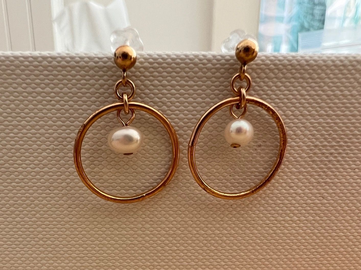 Orecchini pendenti & Orecchini a lobo: Gold pearl drop earrings – Usato da Genève venduto da Ballpencase 1