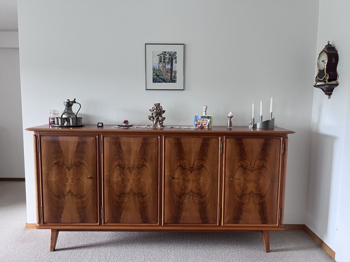 Credenze: Wunderschönes vintage Nussbaum Buffet – Usato da Winterthur venduto da T890251