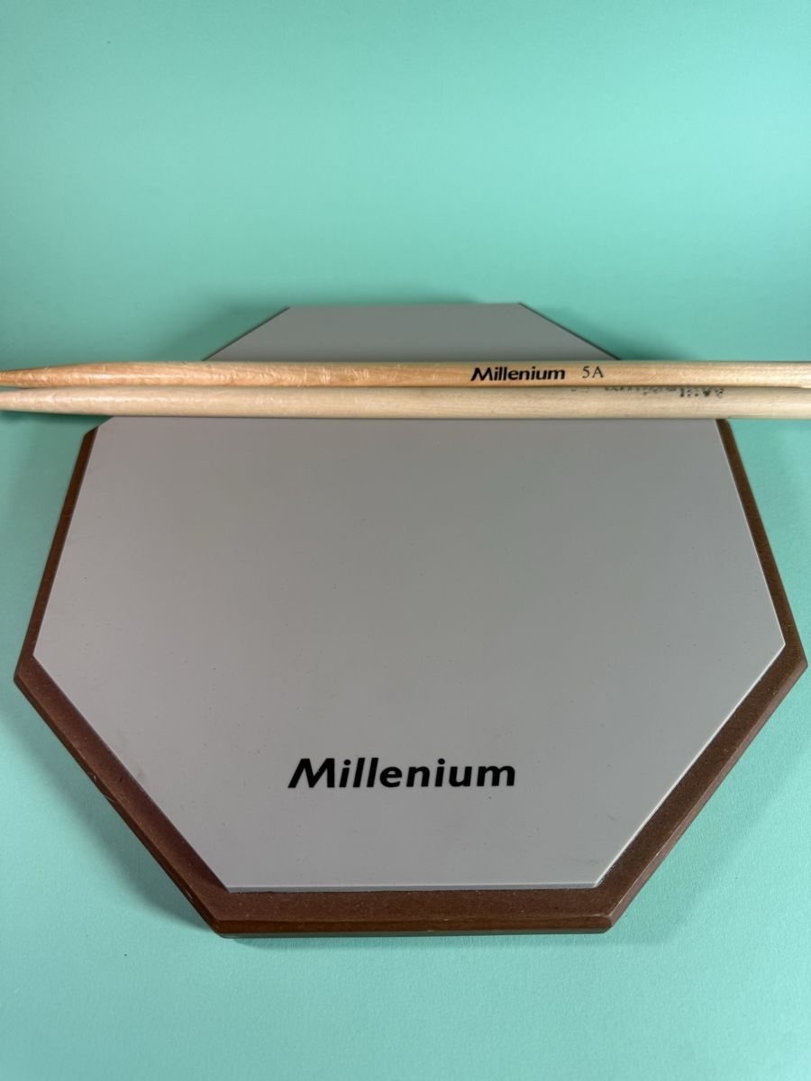Musikinstrumente: Millenium Übungspad mit Drumsticks – Gebraucht aus Speicher von Fund.grube 1