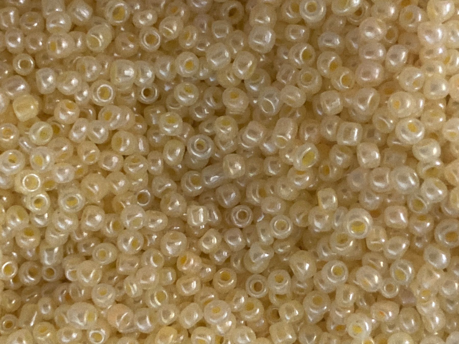 Perle (finte): Rocailles Perlen CREME 150 g – Nuovo (secondo la descrizione) da Erlach venduto da Schaliko 1