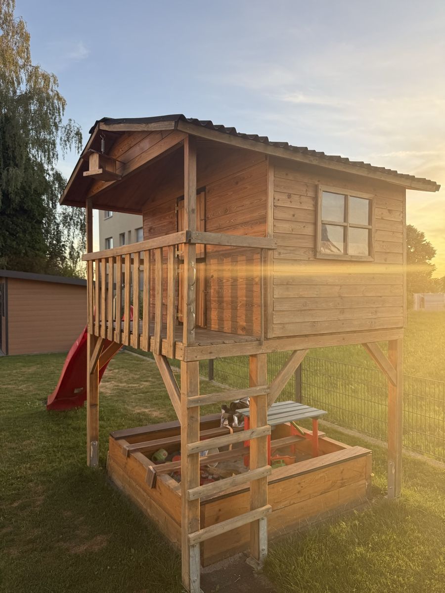 Casette per bambini: Cabane en bois avec toboggan et bac à sable – Usato da Tentlingen venduto da DELBAST 4