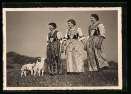 Sonntag im Appenzellerland, Damen in Tra