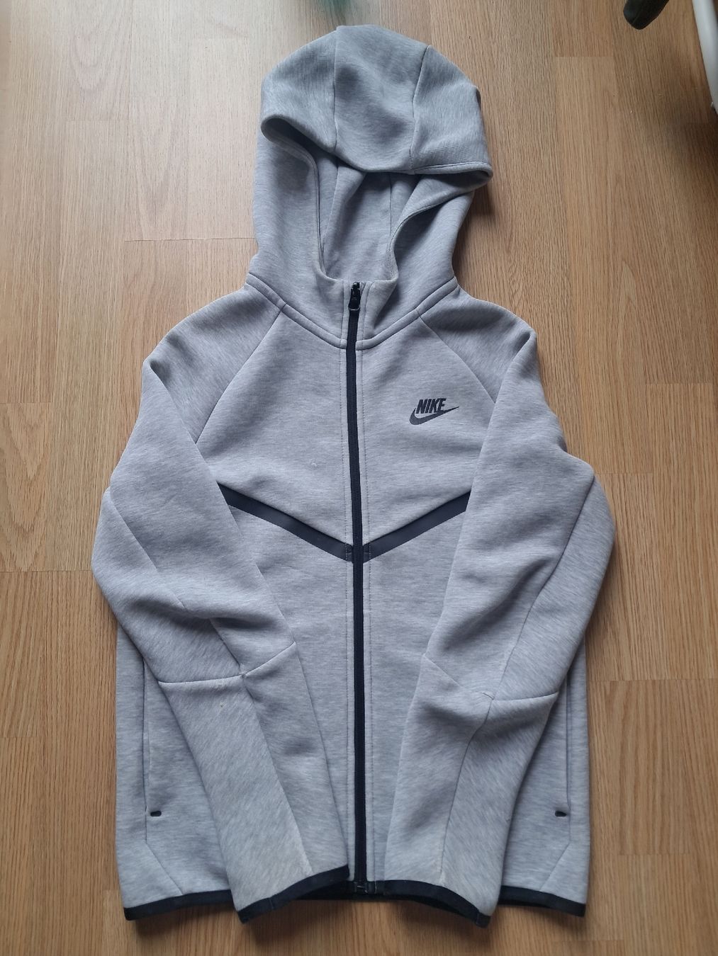 Nike Pullover & Sweatshirts: Nike Tech Fleece Hoodie  – Gebraucht aus Biel/Bienne von sof_yx5y