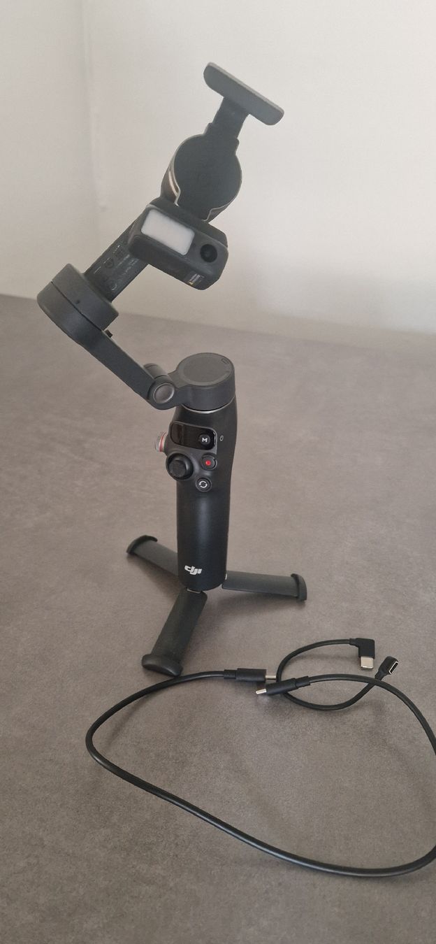DJI Fixations: DJI Osmo Mobile 7p Gimbal Stabilizer used with accessories – D'occasion à Prilly par kea_2jq5
