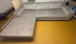 Neuwertiges Samtsofa mit Bettkasten