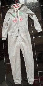 Grauer Onesie