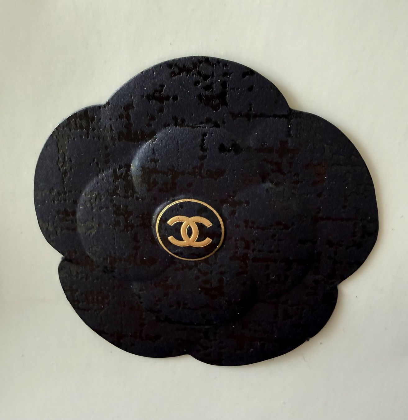 Chanel Taschen: CHANEL - Papiertasche mit dunkelblauer Kamelie – Gebraucht aus St. Gallen von aracne 1