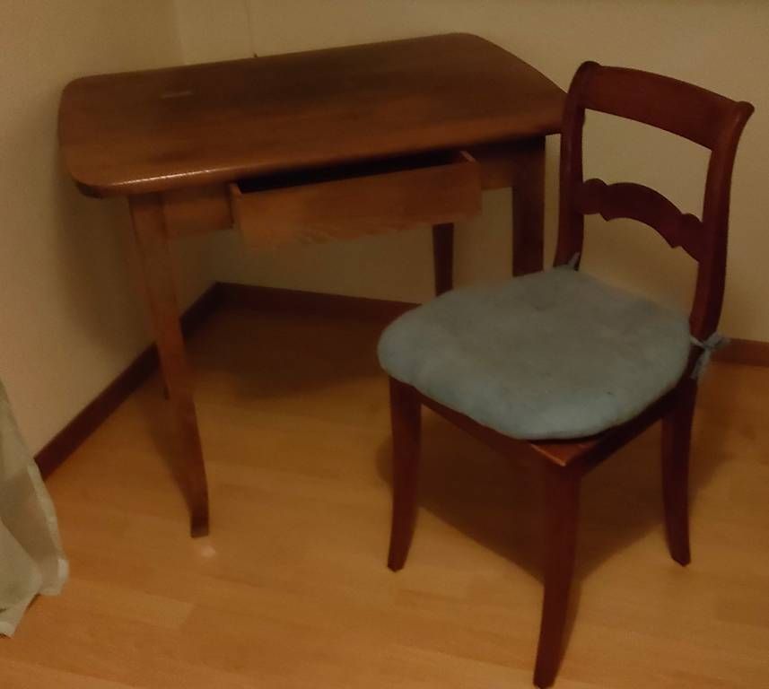 Schreibtische: Table de bureau et sa chaise – Gebraucht aus Montbrelloz von laz_2nsl