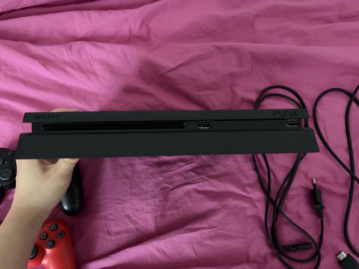 Sony Console: Sony Ps4 Slim 500GB inkl. zwei Controller – Usato da Laufen venduto da oceanwave. 3