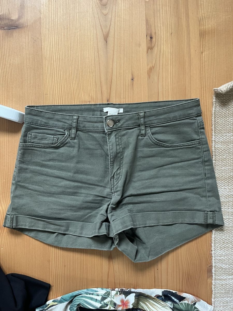 Lotti di vestiti: Sommer-Outfit: Weste, Blumenbluse & kurze Hose – Usato da Winterthur venduto da Nanole 3