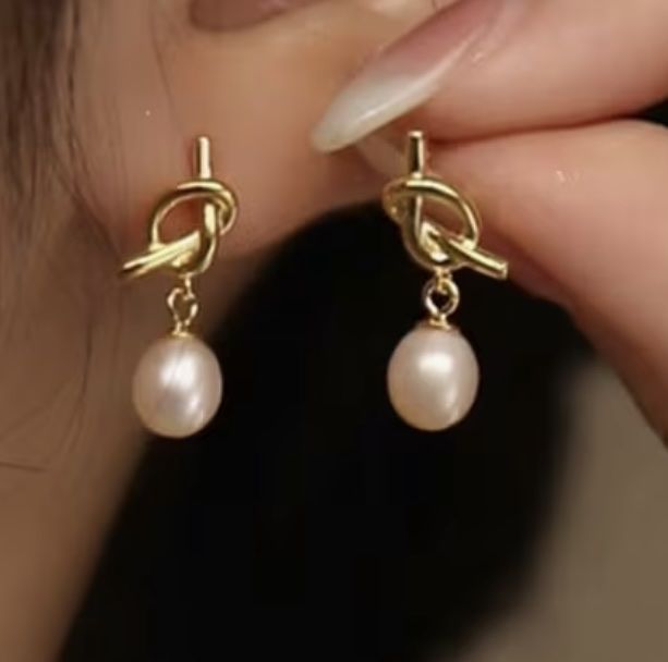 Orecchini pendenti & Orecchini a lobo: Ohrringe mit Perle und mit goldenem  Knoten – Nuovo e nell'imballaggio originale da Saanen venduto da SoniaMichaela 2