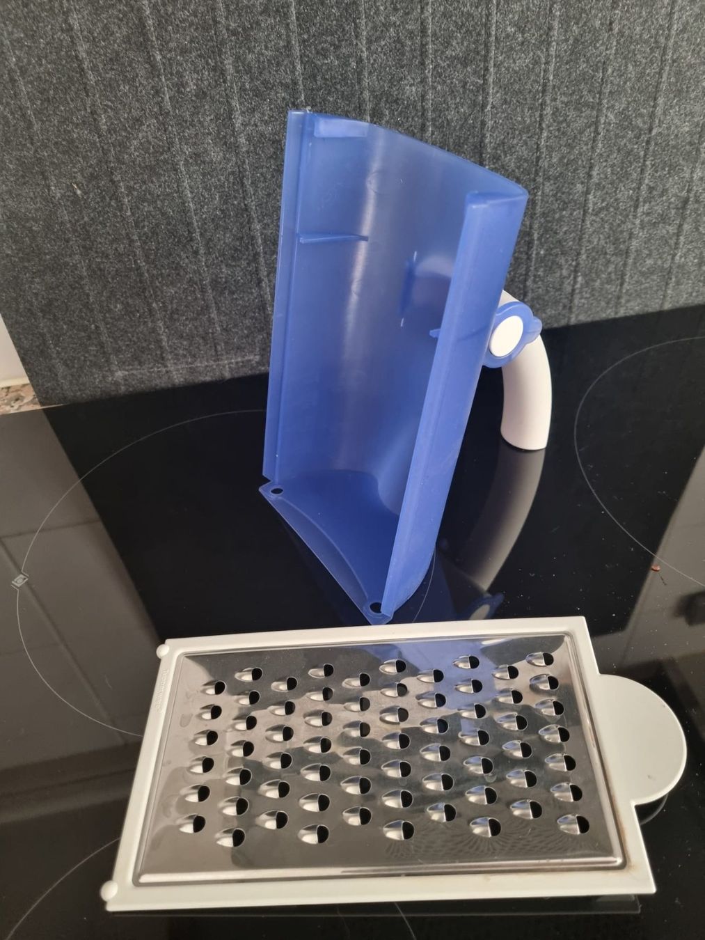 Tupperware Elettrodomestici da cucina: Grattugia con contenitore Tupperware – Usato da Camorino venduto da yponzio 3