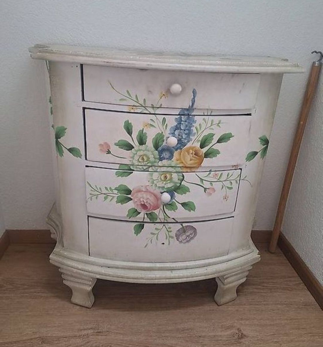 Commodes: Kommode mit Blumenmuster weiss 4 Schubladen gebraucht – D'occasion à Wynau par Ziegler_Secondhand