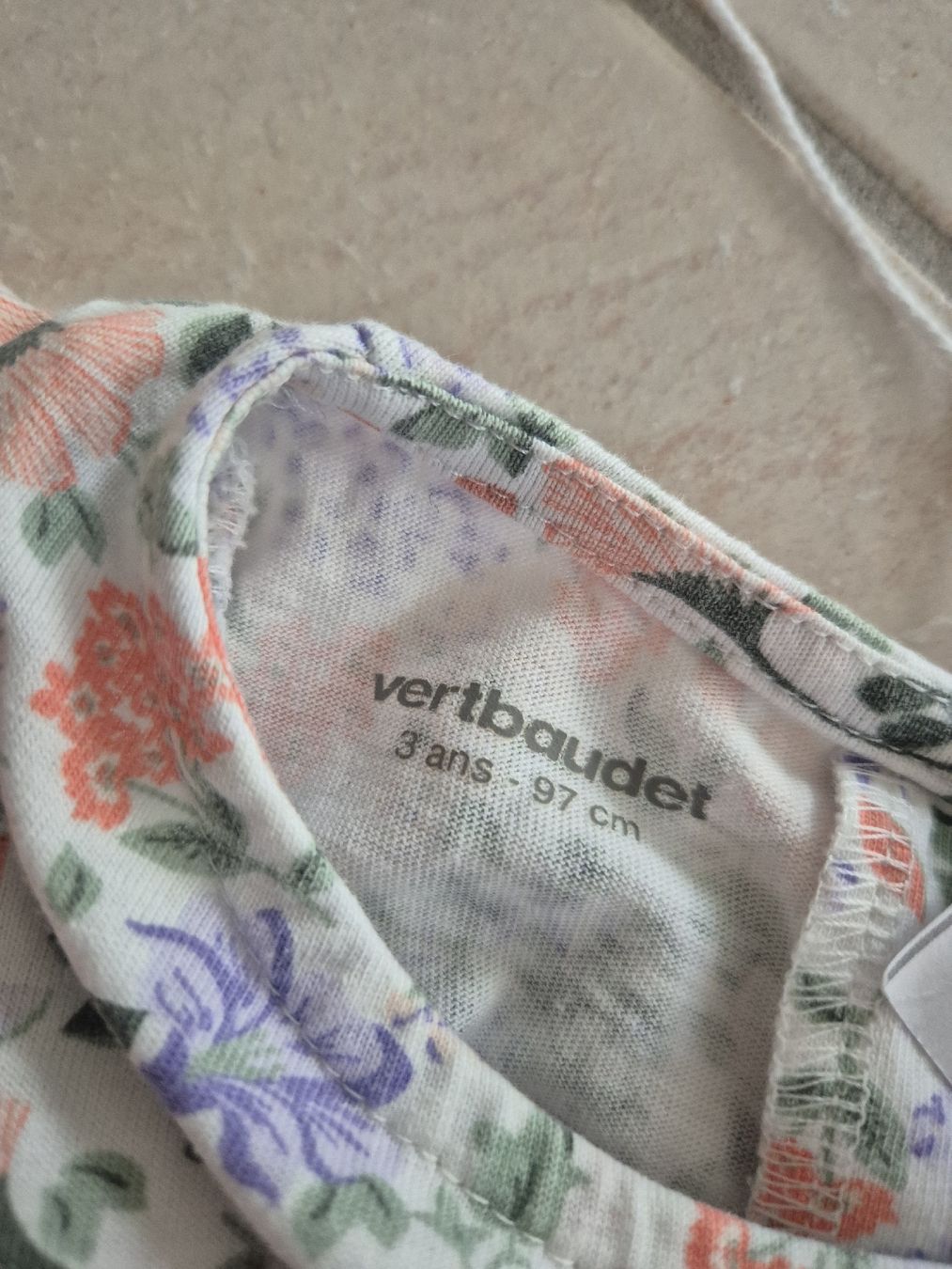 Vertbaudet Robes et jupes: Süsses Kleid mit Blumenmuster, Grösse 97cm, vertbaudet – D'occasion à Adliswil par Stardust11 4