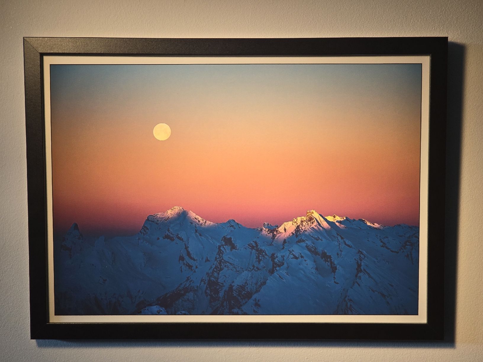 Poster & Bilder: Tableau Montagnes Suisses enneigées, coucher de soleil A3 – Neu und originalverpackt aus Champagne von LoomiStudio