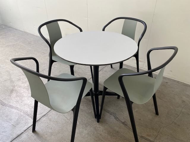 Set di tavolo e panche: Bistro Tisch und Stühle von Vitra – Usato da St. Gallen venduto da MSMoebelhandel