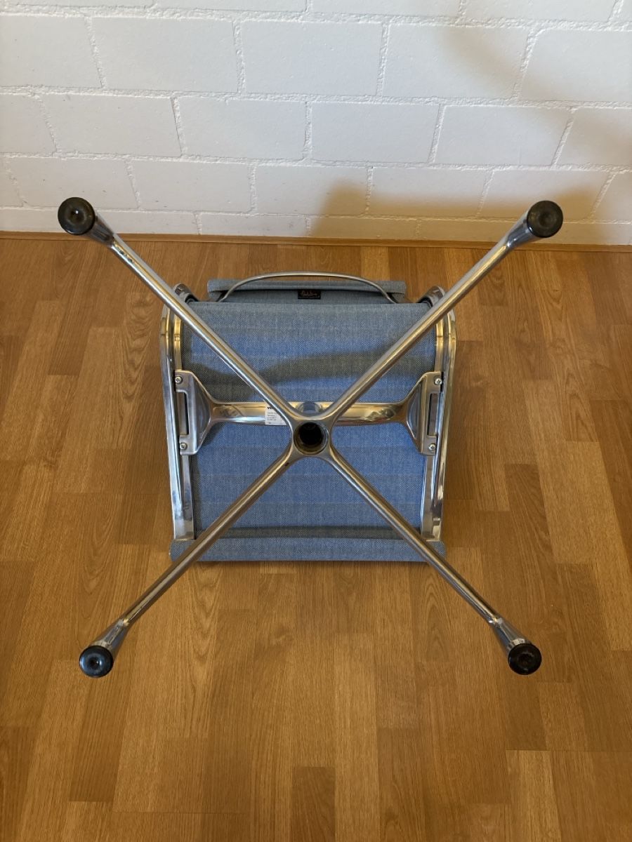 Vitra Chaises: Vitra Eames Alu Chair Hopsack Stoff hellblau – D'occasion à Basel par magnummarine 6