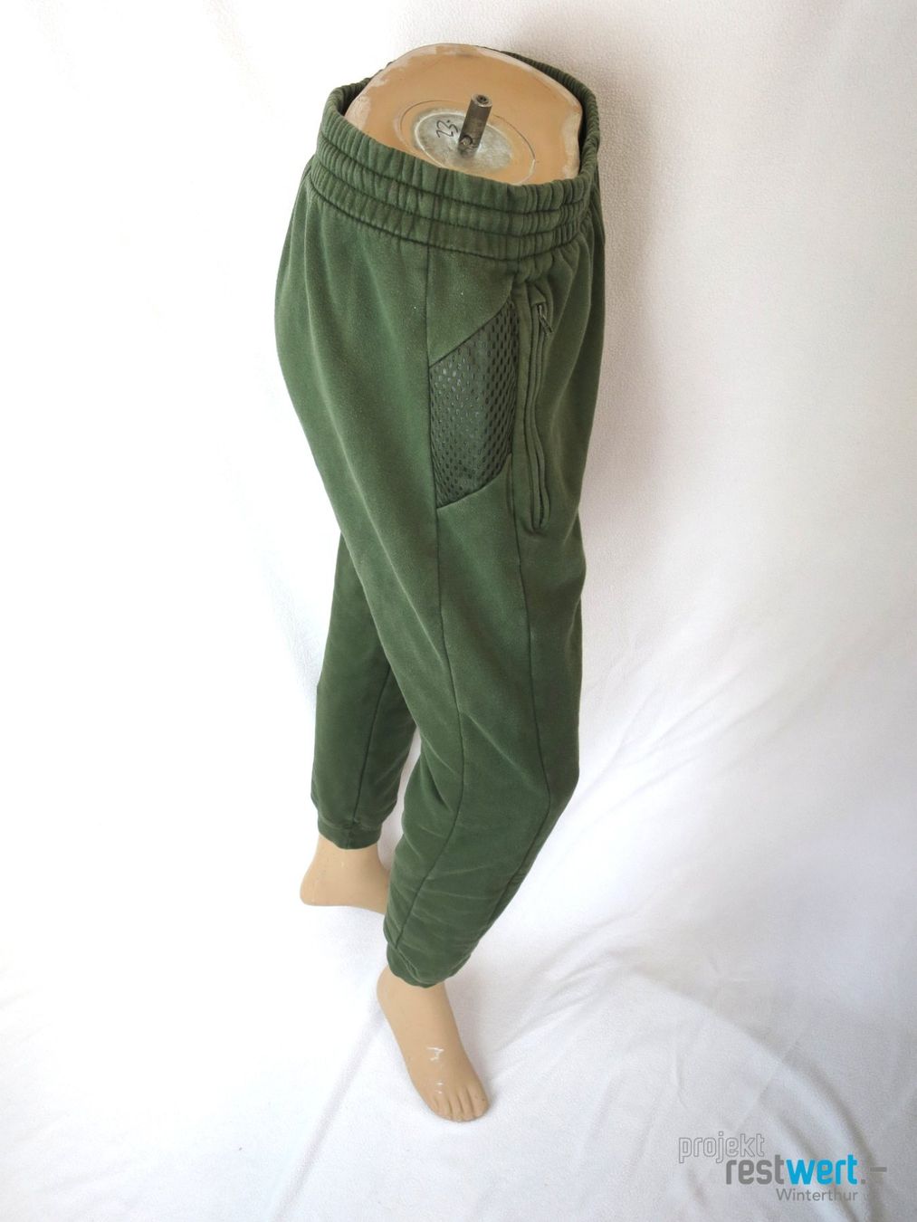 Adidas Pantaloni: ADIDAS Trainerhose Trefoil Essentials Gr. M Olive – Usato da Winterthur venduto da Restwert_Winterthur 2
