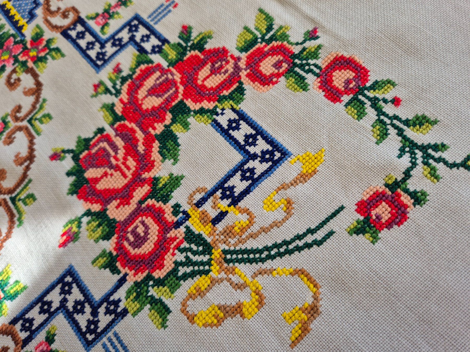 Altra biancheria da tavola: Handgestickte Tischdecke mit Rosenmuster, Vintage Stil – Usato da Bern venduto da aronari 3