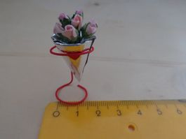 Blumenstrauss verpackt mit Ständer für das Puppenhaus/Laden