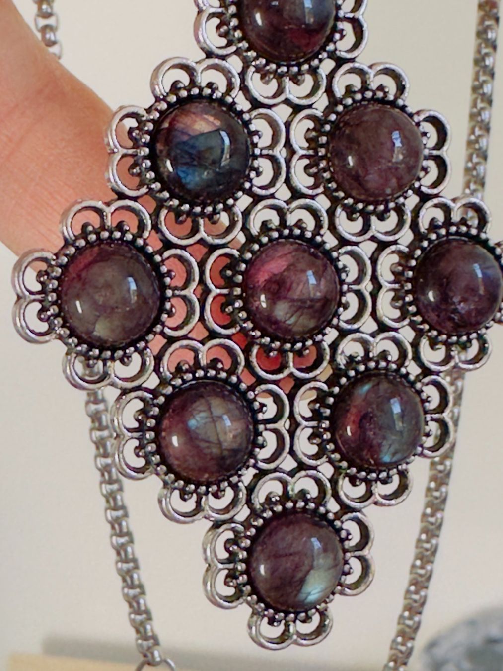 Catenine: Color Enhanced Red Flash Labradorite Necklace – Nuovo e nell'imballaggio originale da Genève venduto da AGBERG 2