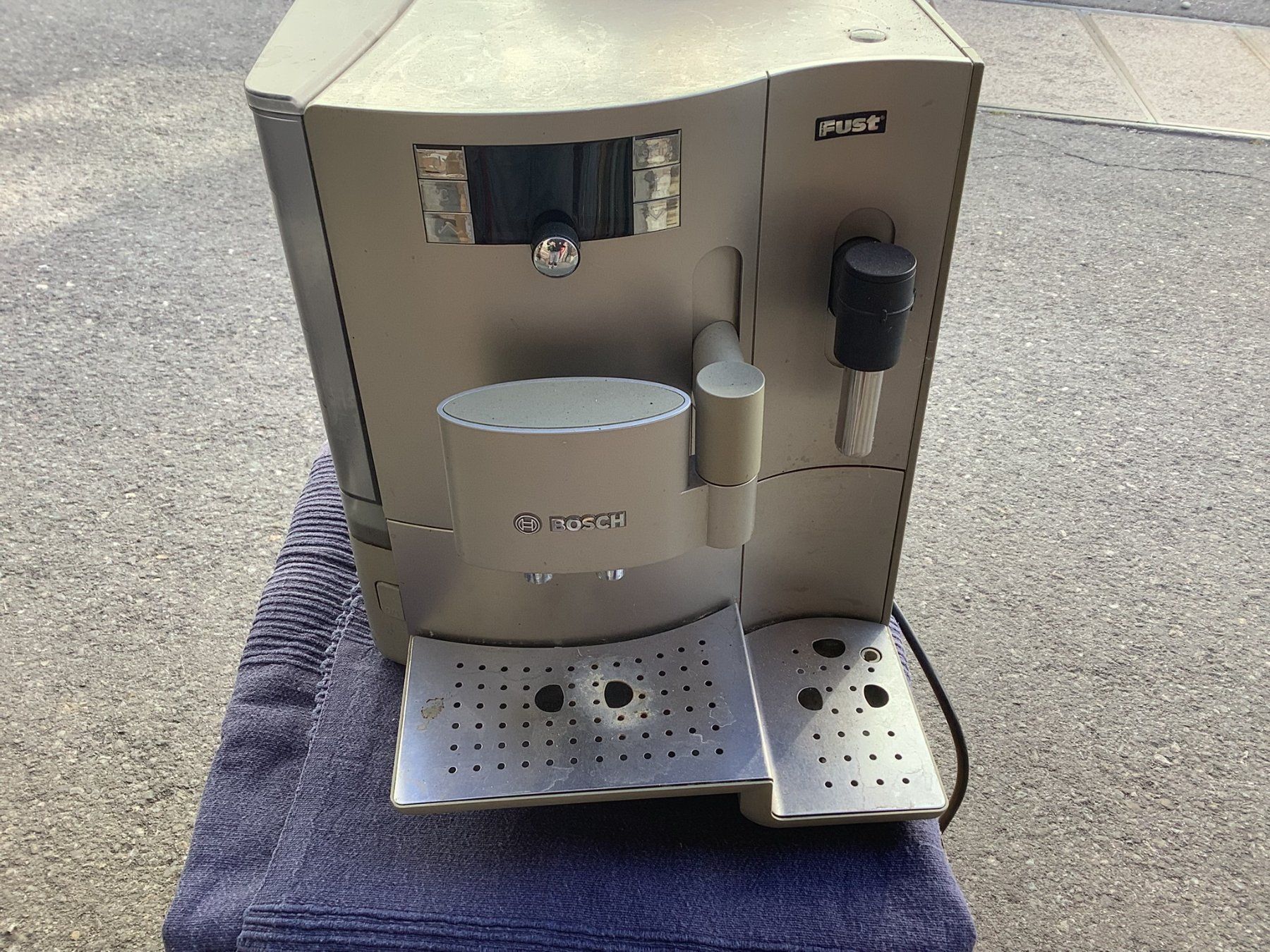 Bosch Macchine per caffè & Macchine per espresso: KAFFEMASCHINE VOLLAUTOMAT – Difettoso da Glarus venduto da Mdelphi 1