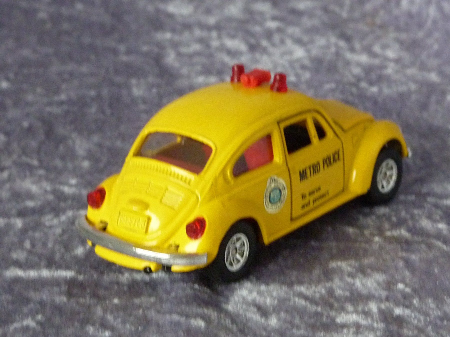 Volkswagen Modellini d'auto: VW Käfer Metro Police 1:43 – Usato da Dürrenäsch venduto da modellautos4you 4