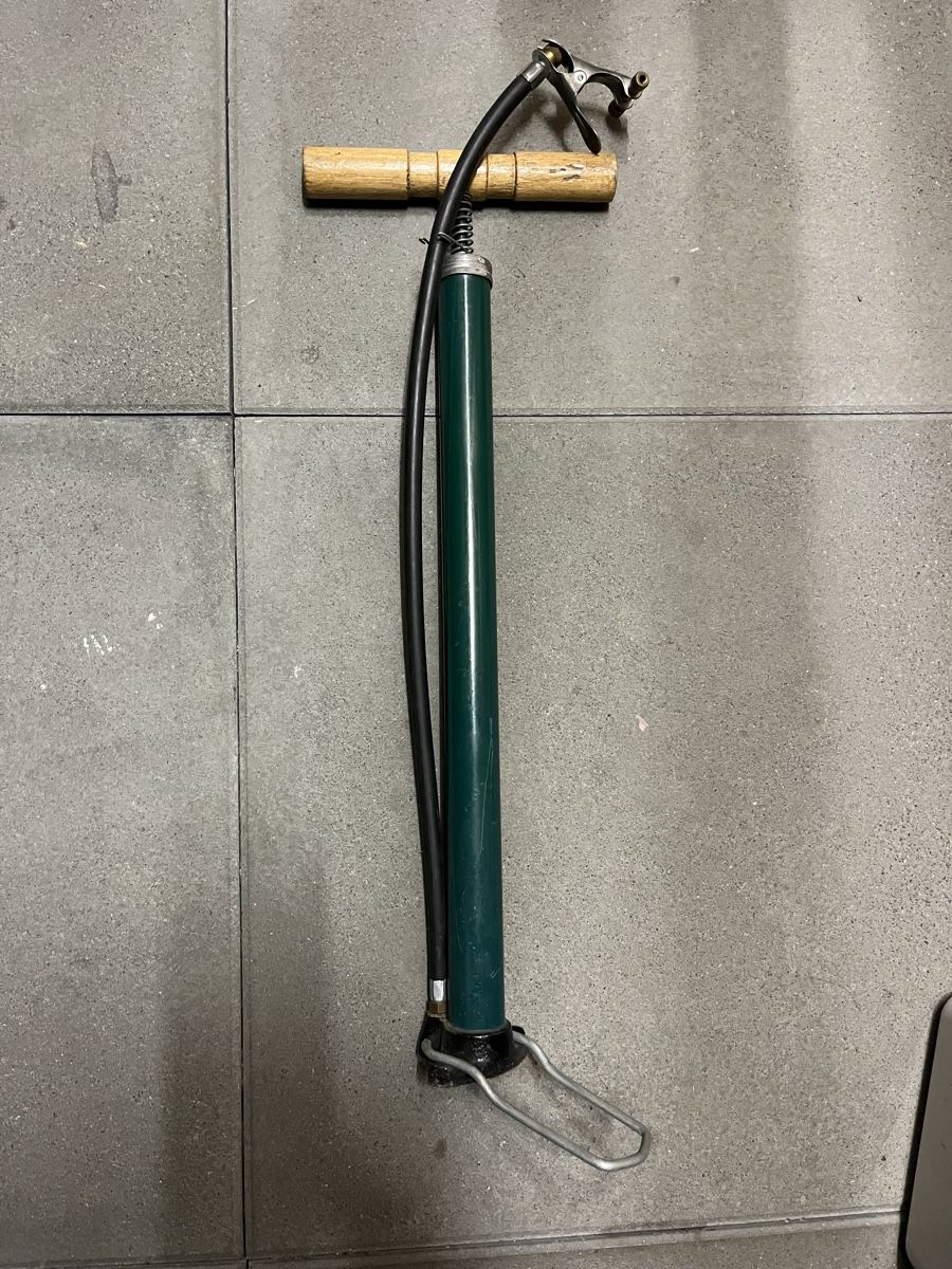 Pumpen: Velopume Schrader / Französisches Ventil – Gebraucht aus St. Gallen von 1t5045