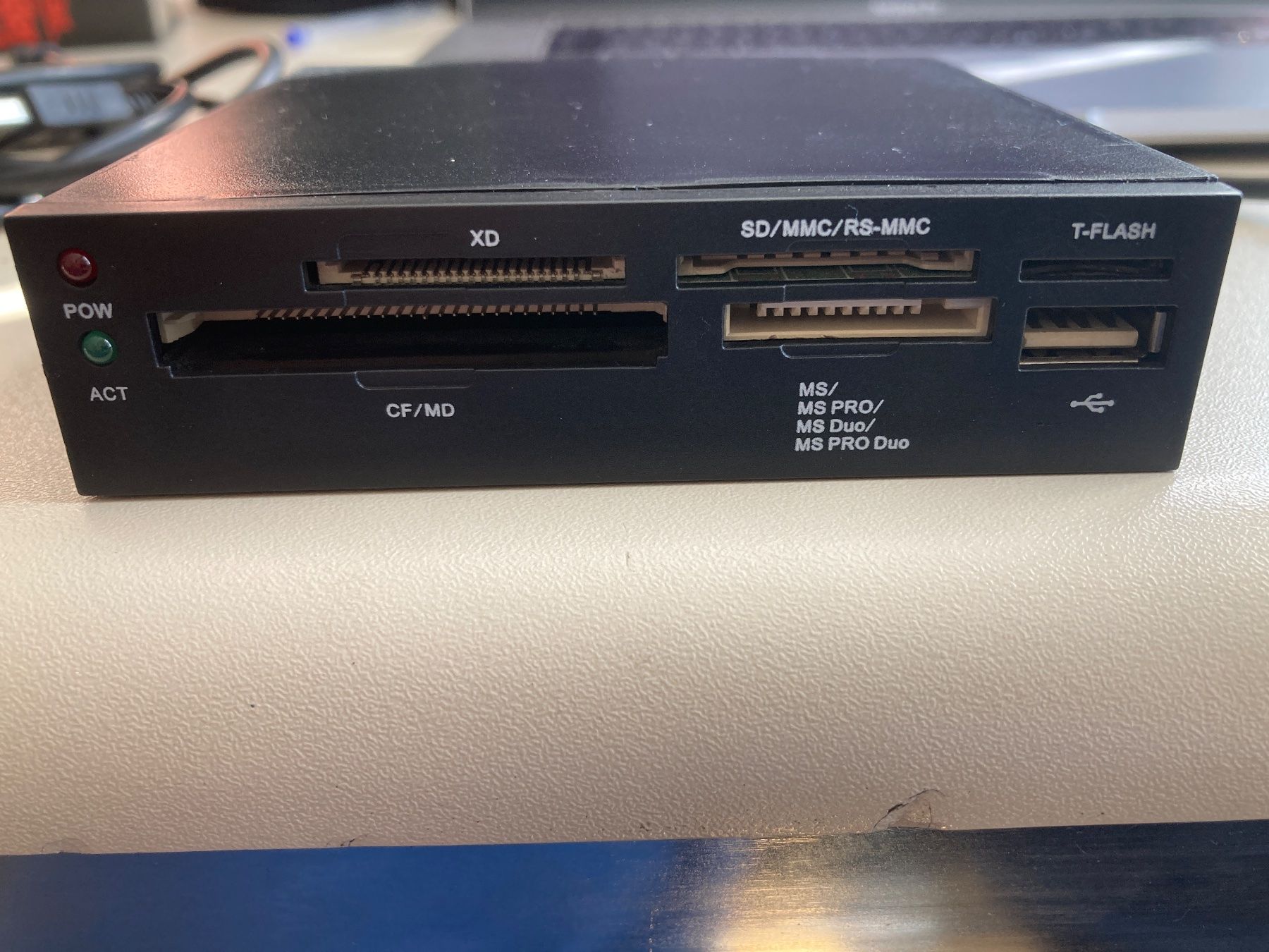 Hubs & Switches: PC Multi Cardreader  5,25 Frontpanel – D'occasion à Kreuzlingen par wavelord75