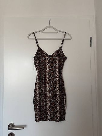 Sommerkleid in Schlangenoptik