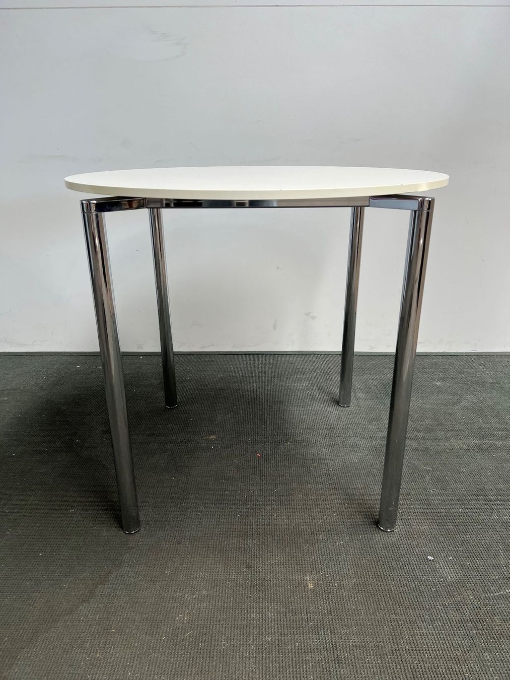 Fritz Hansen Tavoli: FRITZ HANSEN Plano Bistrotisch rund – Usato da Wangen an der Aare venduto da TBYN