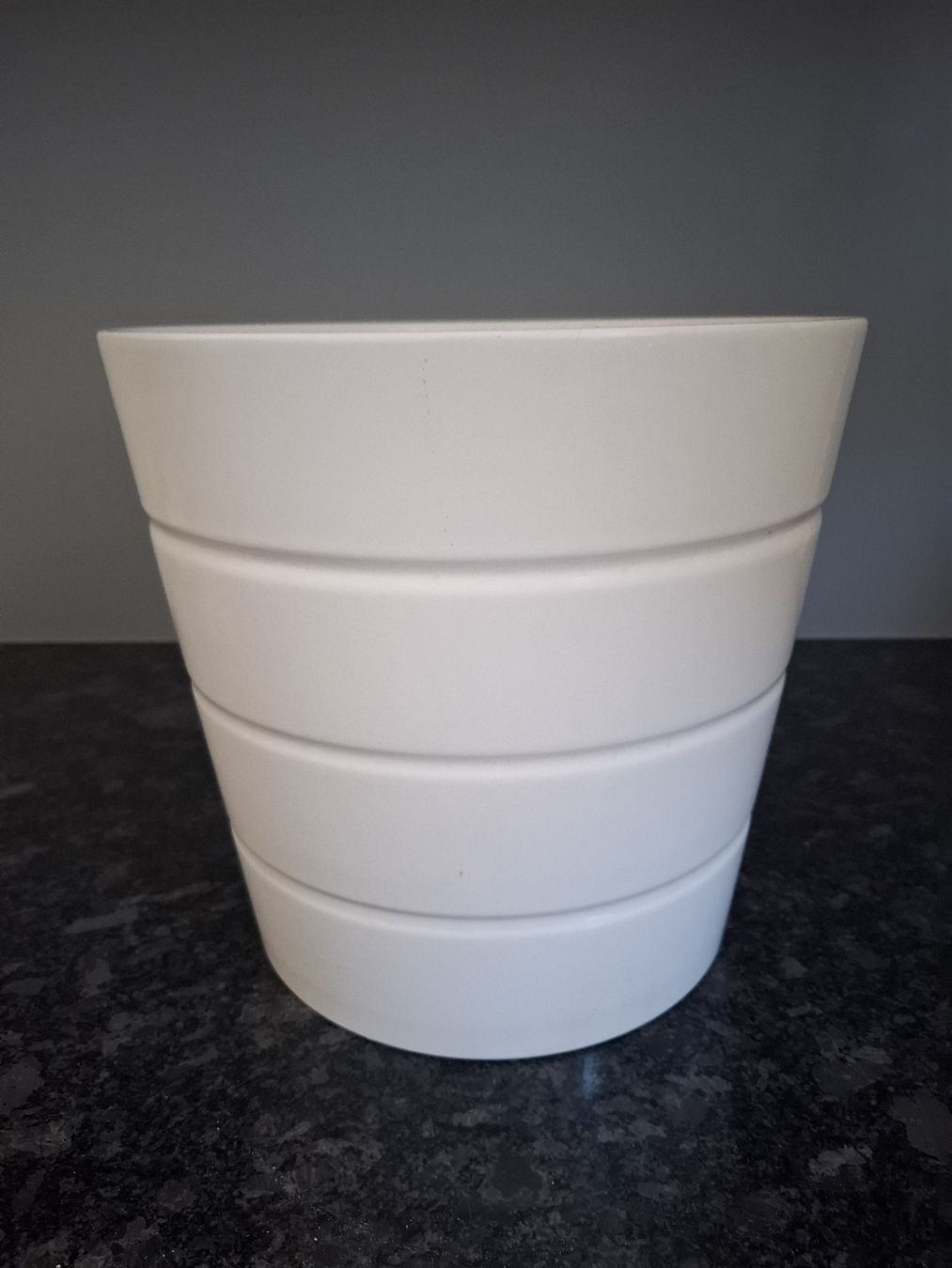 Ikea Vasi per fiori: Pot de fleurs blanc, modèle "Emmumma" Ikea 27cm diamètre – Usato da Neuchâtel venduto da FloKo88