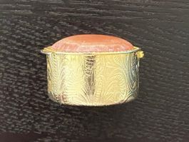 Pillendose ziseliert mit Halbedelstein auf dem Deckel