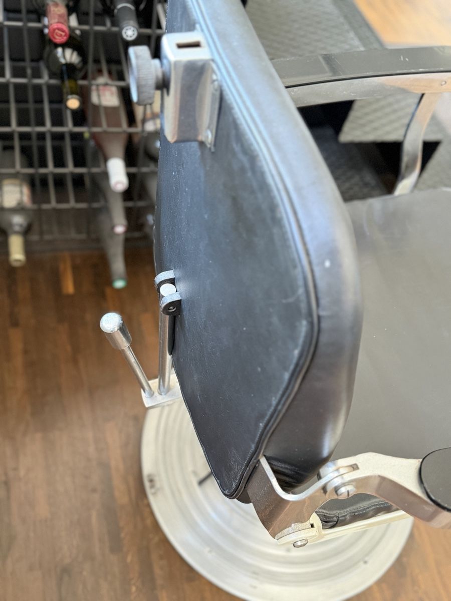 Sessel: Vintage Coiffeurstuhl / Barberstuhl – Gebraucht aus Biel/Bienne von domperpignan 3