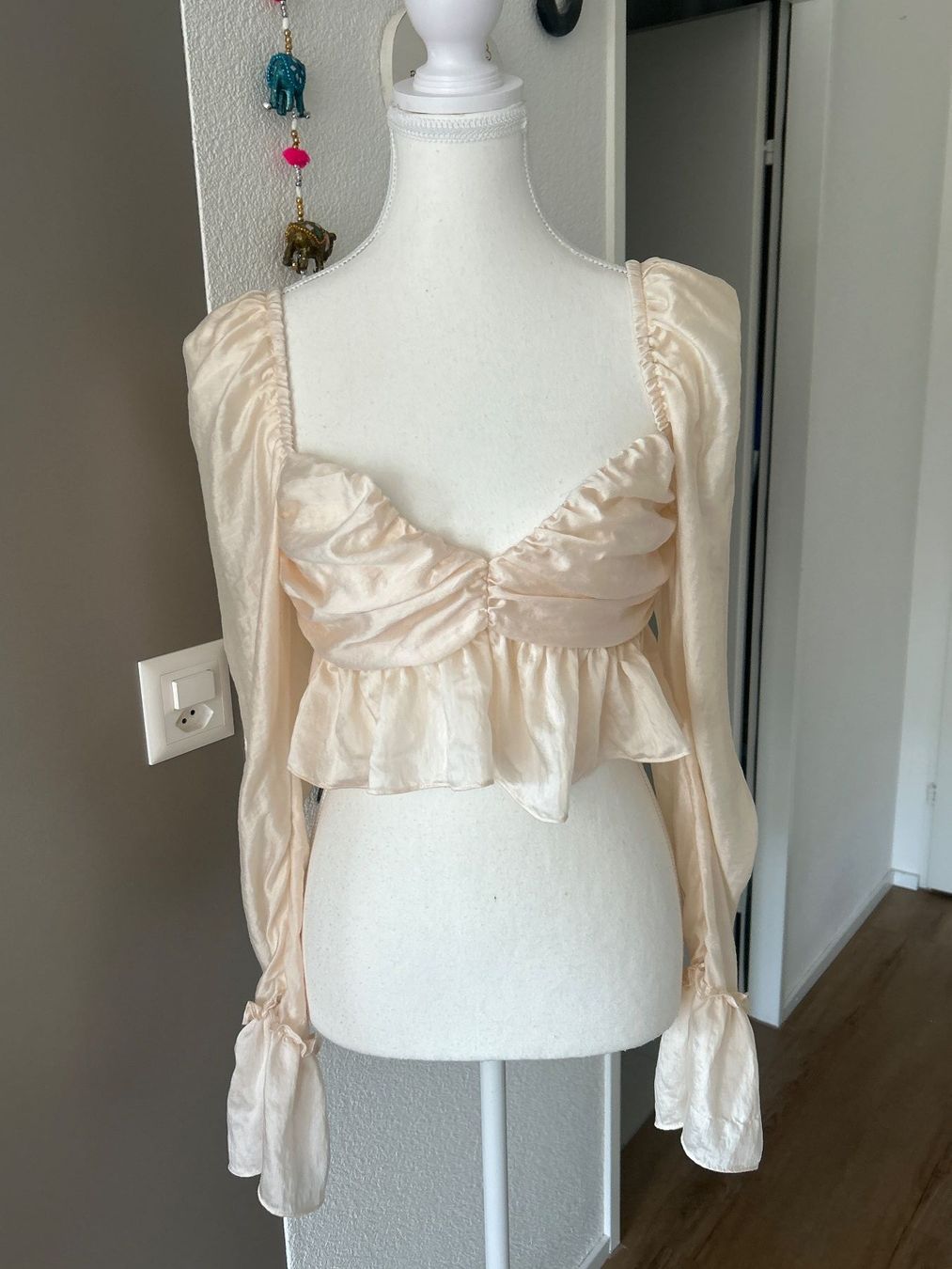 H&M Camicette: Oberteil mit Raffung & Glockenärmeln hellbeige von H&M Gr.36 – Usato da Brunnen venduto da Nala2929